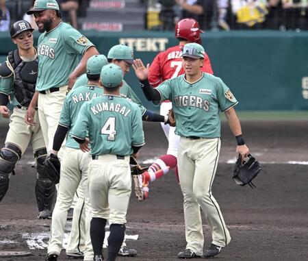 ６日、楽天に勝利しハイタッチを交わす阪神・熊谷（４）、立石（右）ら