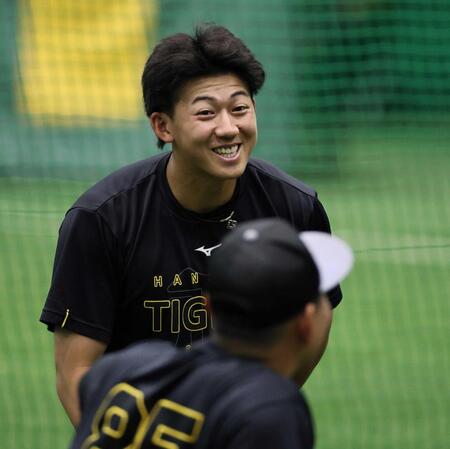　練習前、笑顔を見せる立石（撮影・田中太一）
