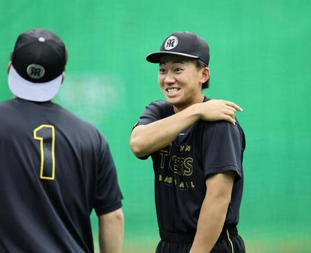 森下と談笑する立石（撮影・田中太一）