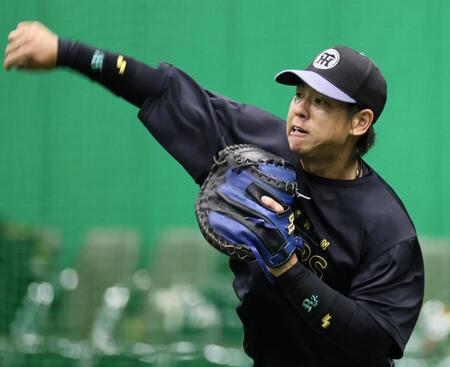 スローイングの練習をする梅野（撮影・田中太一）