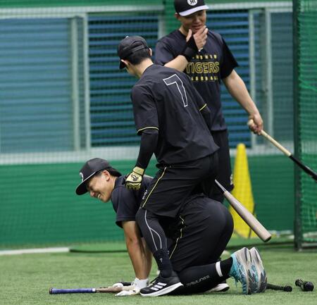 中野に馬乗りにされ、笑顔の立石＝８日