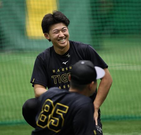 練習前、笑顔を見せる立石＝８日
