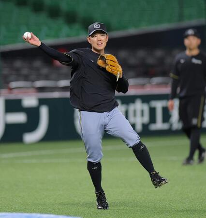 １軍に合流し、ノックを受ける糸原（撮影・西田忠信）