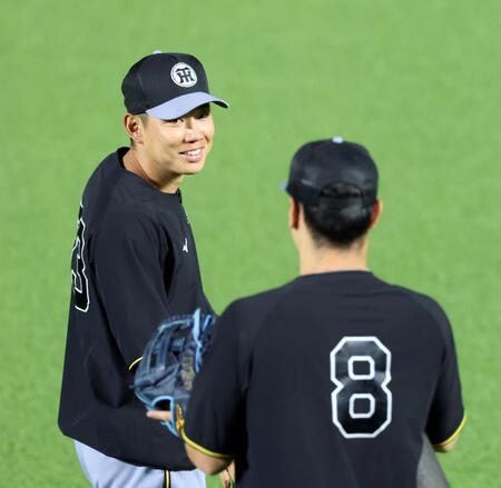 佐藤輝（右）と談笑する糸原（撮影・山口登）