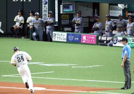 １回、栗原に先制２ランを打たれ、ベンチの藤川監督（中央右）はグラウンドを見つめる（撮影・山口登）