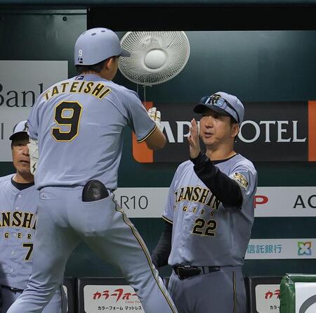 ５回、２ランを放った立石（左）を迎える藤川監督（撮影・西田忠信）