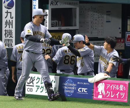 ６回、ソロを放ちナインに迎えられる森下（撮影・山口登）
