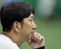 　練習を見守る藤川監督（撮影・田中太一）