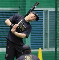明るい表情で打撃練習をする森下（撮影・田中太一）