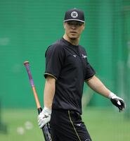 打撃練習に向かう佐藤輝（撮影・西田忠信）