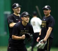 ８日の練習で佐藤輝（後方左）、森下（後方右）らと一緒に守備練習をする立石正広（撮影・田中太一）