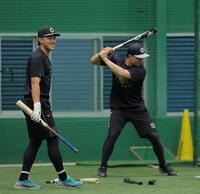 練習の合間に笑顔を見せる立石。右は森下＝８日