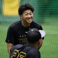 練習前、笑顔を見せる立石＝８日