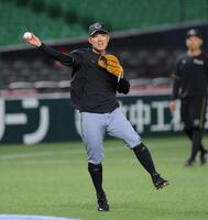 １軍に合流し、ノックを受ける糸原（撮影・西田忠信）