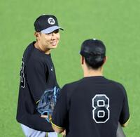 佐藤輝（右）と談笑する糸原（撮影・山口登）