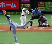 １回、右越えに先制２ランを放つ栗原（撮影・山口登）