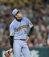 ３回、栗原（手前）にこの試合２本目の２ランを浴びた才木（撮影・西田忠信）