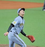 １回、栗原に先制２ランを浴びる才木（撮影・西田忠信）