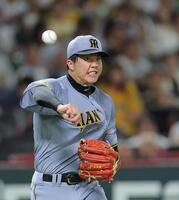 ３回、正木の投ゴロを一塁に送球する才木（撮影・西田忠信）