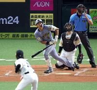 ５回、左越えに２ランを放つ立石（投手・大津、捕手・海野）＝撮影・山口登