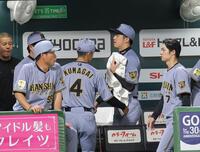 ３回を投げ終え、ベンチ裏に向かう才木（右から２人目）＝撮影・西田忠信