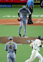 ３回、才木は栗原に２ランを許しガックリと肩を落とす（撮影・山口登）