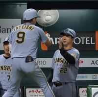 ５回、２ランを放った立石（左）を迎える藤川監督（撮影・西田忠信）
