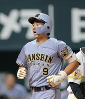 ５回、２ランを放ち生還する立石（撮影・西田忠信）