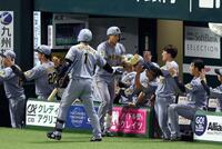 ５回、２ランを放ちナインに迎えられる立石（撮影・山口登）