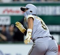 ５回、２ランを放つ立石（撮影・田中太一）