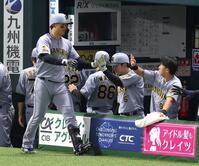 ６回、ソロを放ちナインに迎えられる森下（撮影・山口登）