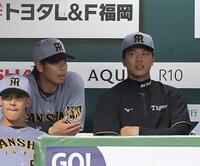 ８回、ベンチで言葉を交わす梅野（左）と才木（撮影・西田忠信）