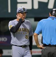 ６回、選手交代を告げる藤川監督（撮影・西田忠信）