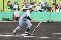 １回、右中間に三塁打を放つ岡城