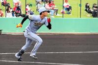 １回、右中間に三塁打を放つ岡城