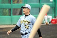 メンバー表交換を終えて、ベンチに戻る平田２軍監督