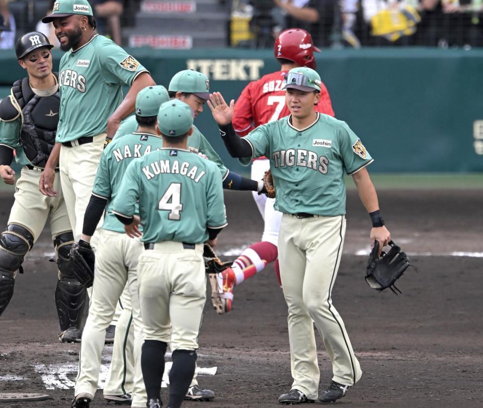 ６日、楽天に勝利しハイタッチを交わす阪神・熊谷（４）、立石（右）ら