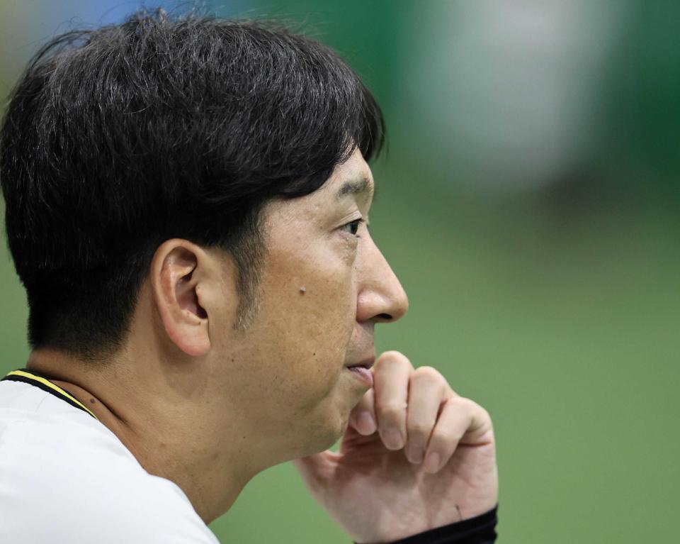 　練習を見守る藤川監督（撮影・田中太一）