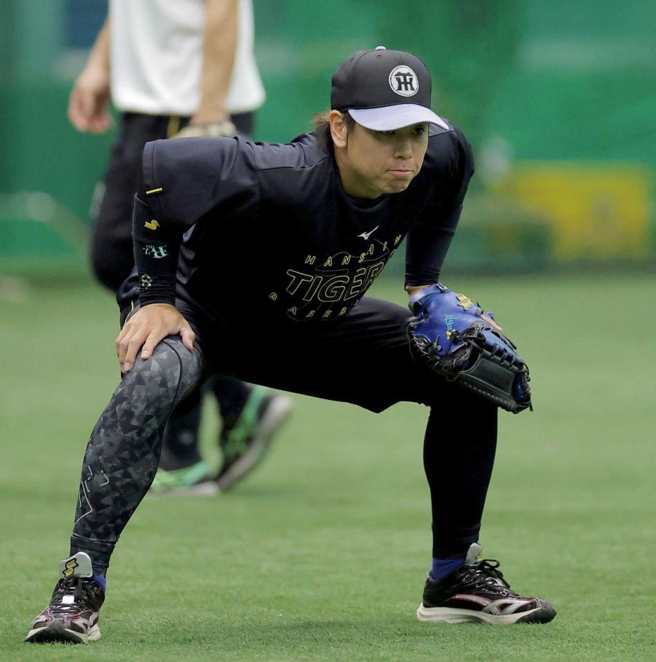 　真剣なまなざしで練習に取り組む梅野（撮影・西田忠信）