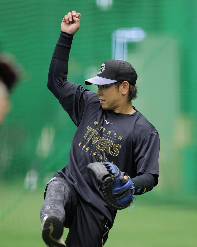 送球練習をする梅野（撮影・西田忠信）