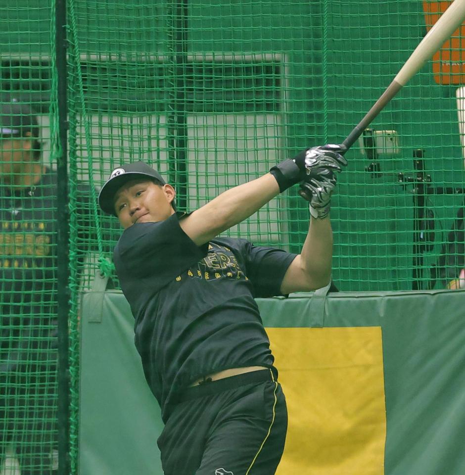 室内で打撃練習をする森下（撮影・西田忠信）