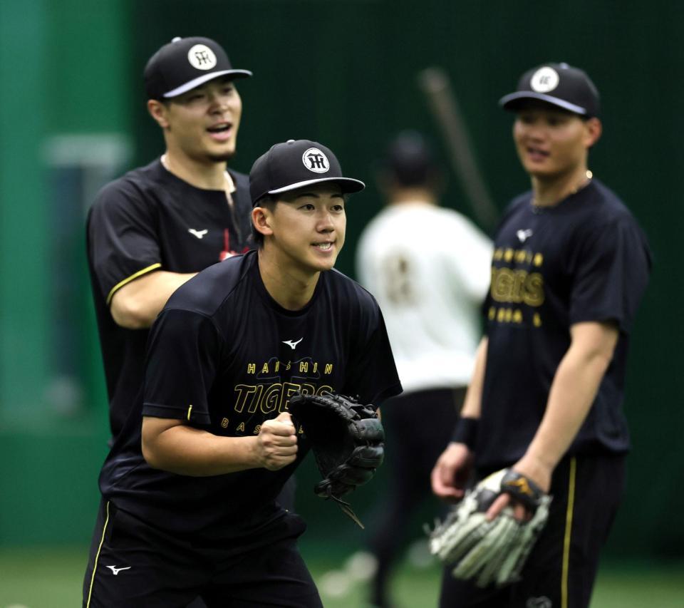 ８日の練習で佐藤輝（後方左）、森下（後方右）らと一緒に守備練習をする立石正広（撮影・田中太一）