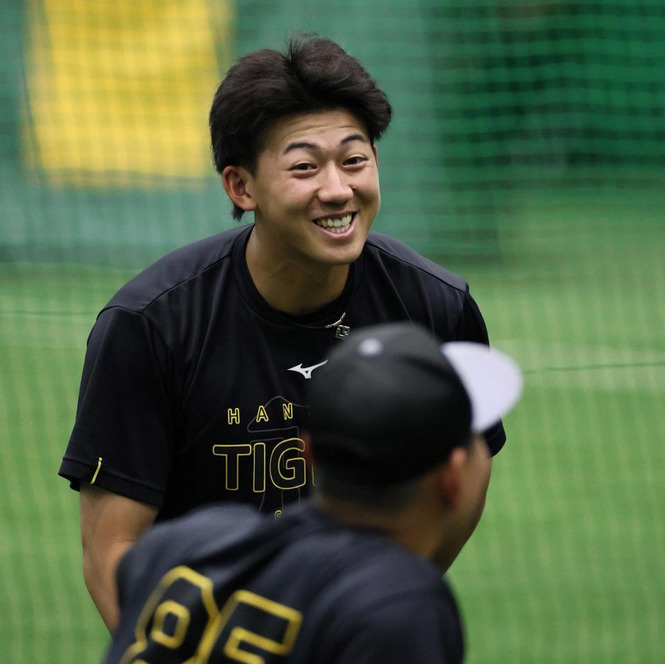 練習前、笑顔を見せる立石＝８日