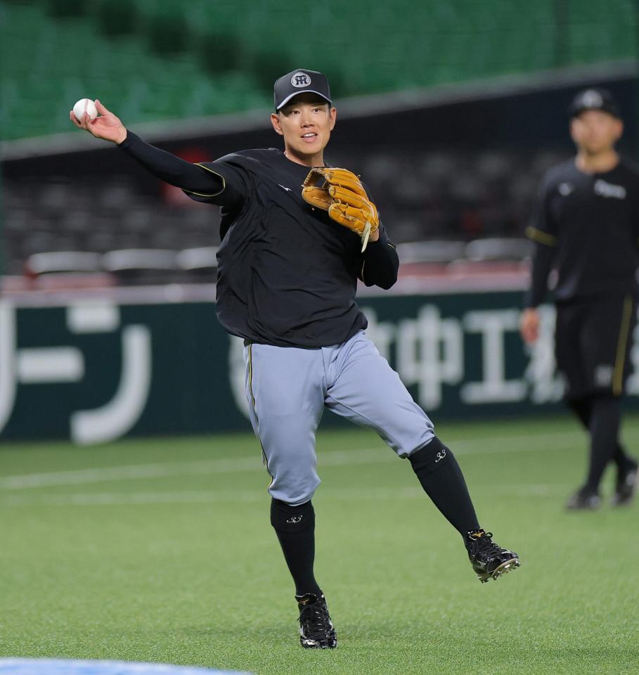 １軍に合流し、ノックを受ける糸原（撮影・西田忠信）