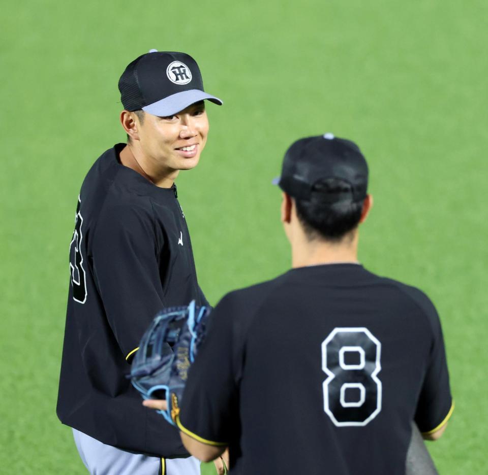 佐藤輝（右）と談笑する糸原（撮影・山口登）