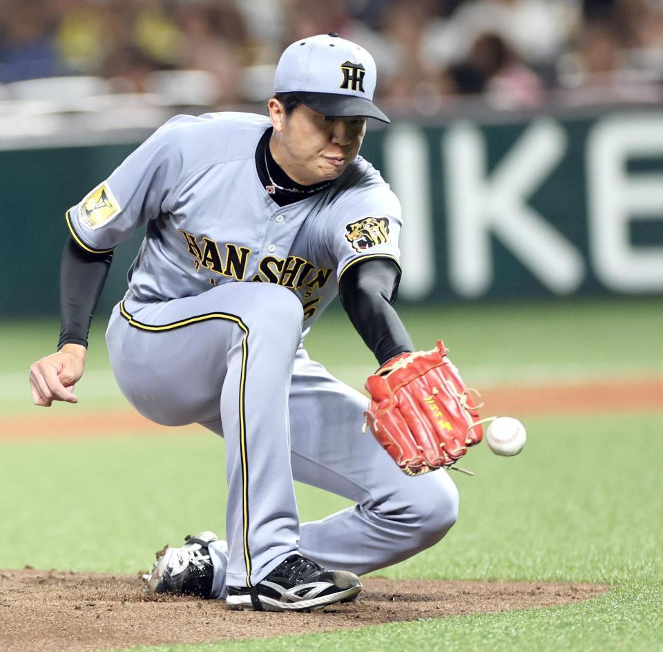 １回、近藤の打球を捕る才木（撮影・田中太一）