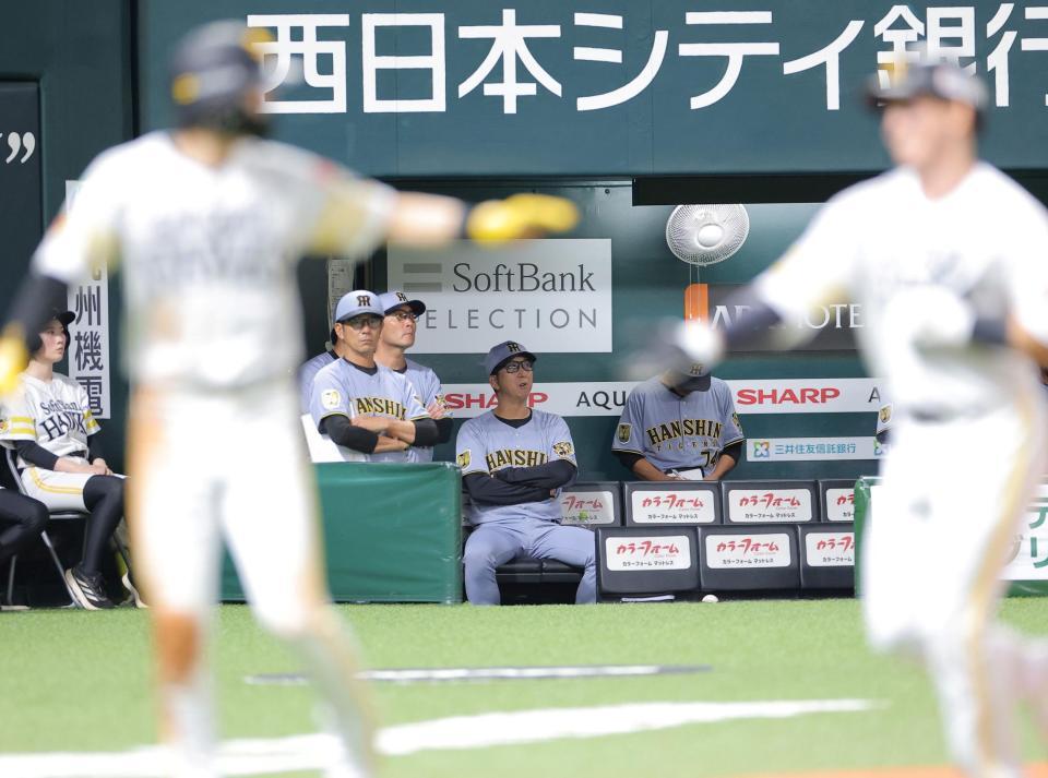 ３回、栗原（手前右）に２ランを許し、ベンチで厳しい表情の藤川監督（中央）＝撮影・西田忠信