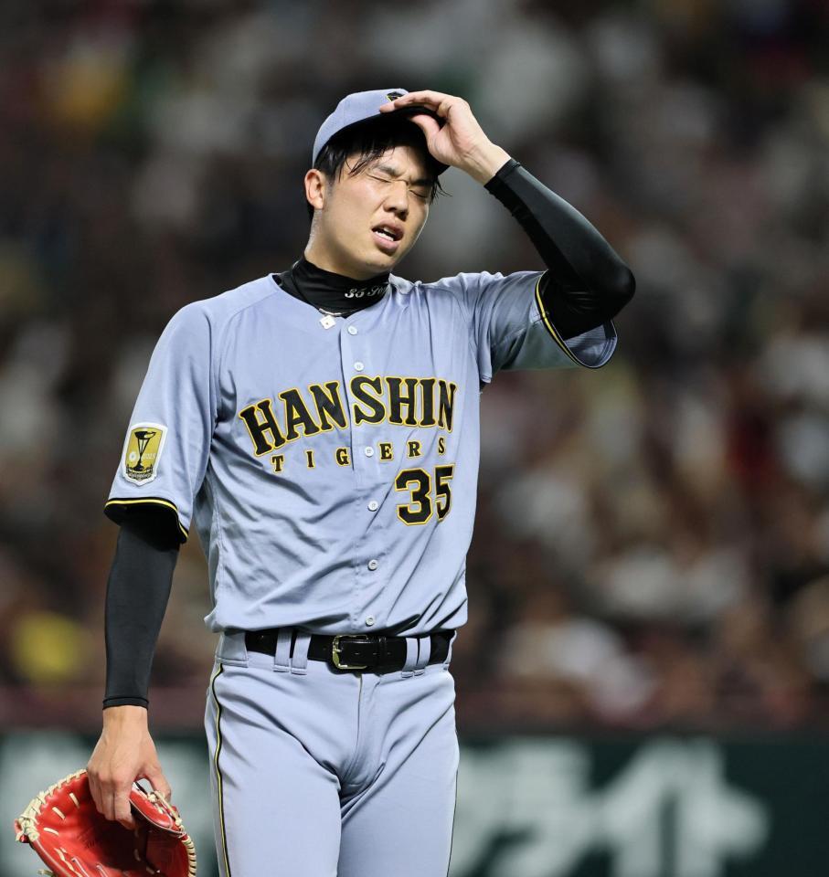 ２回、追加点を許した才木は顔をしかめながらベンチへ戻る（撮影・田中太一）