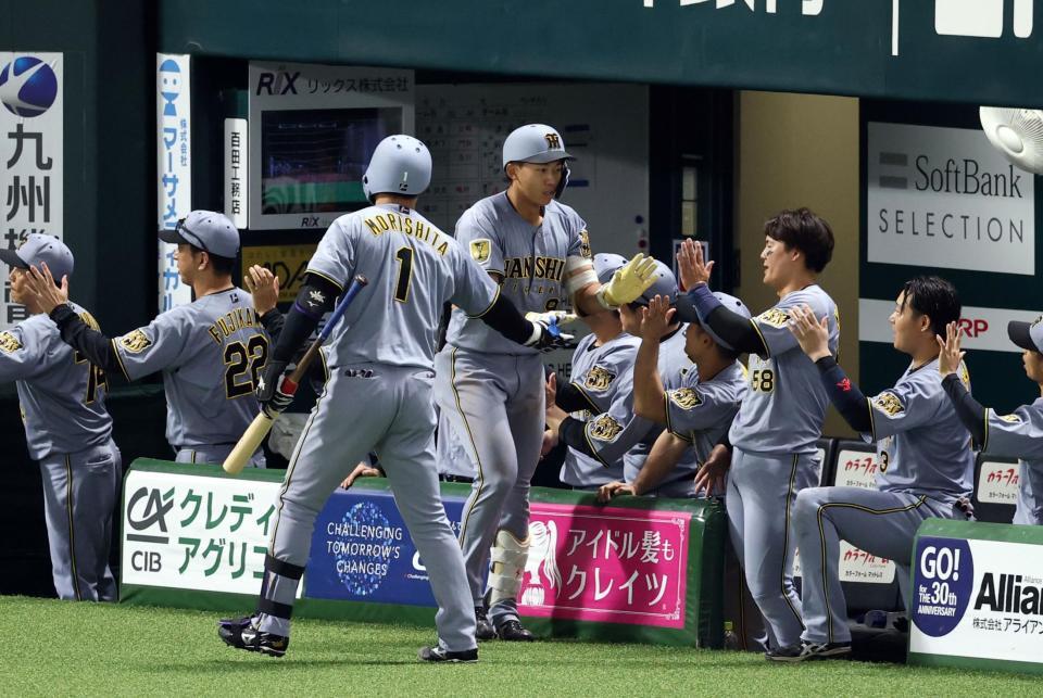 ５回、２ランを放ちナインに迎えられる立石（撮影・山口登）