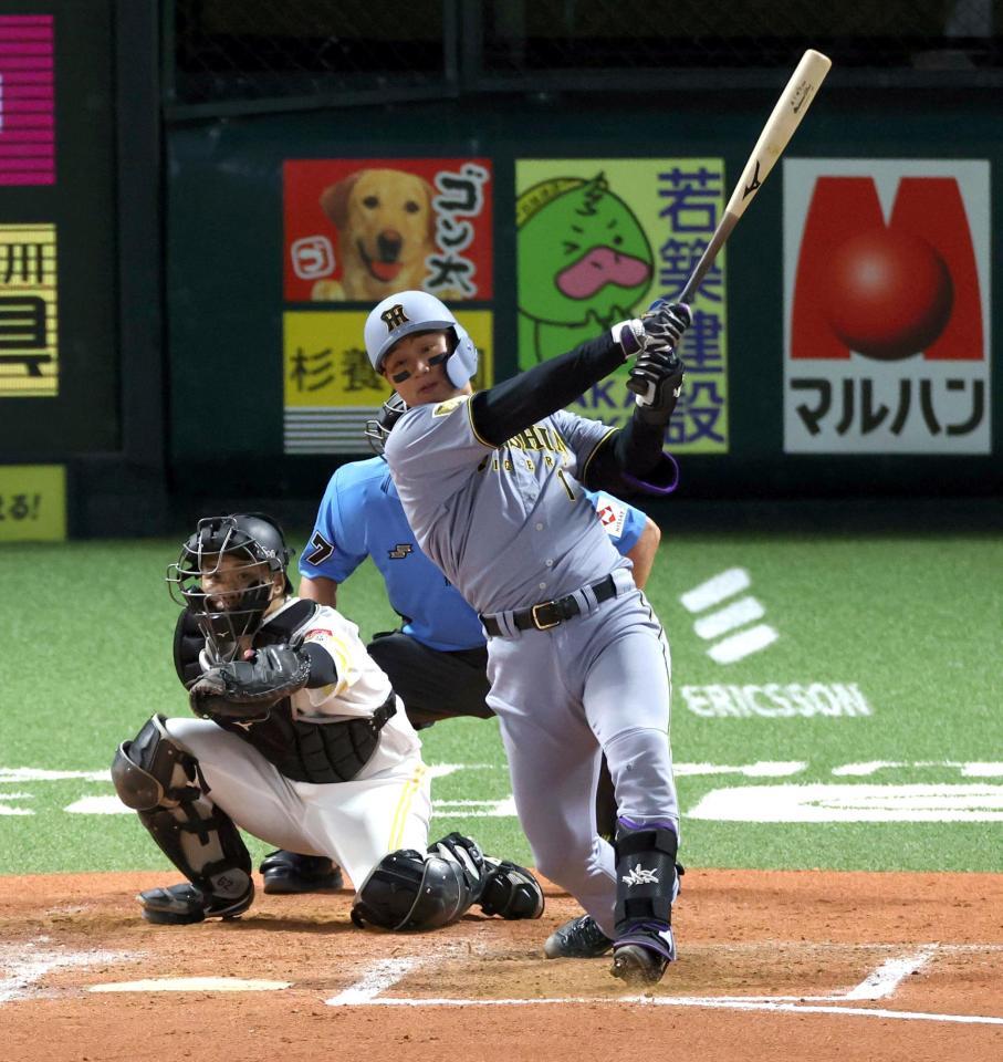 ８回、中前に適時打を放つ森下（捕手・海野）＝撮影・山口登